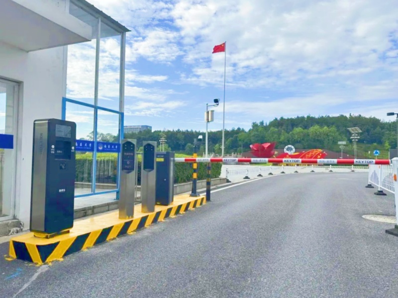 江西南昌大學(xué)停車場(chǎng)收費(fèi)管理系統(tǒng)及設(shè)備案例