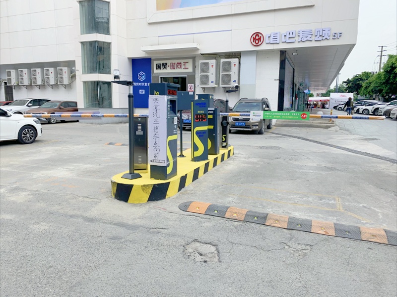 成都國貿(mào)時尚匯停車場收費(fèi)管理系統(tǒng)及設(shè)備案例