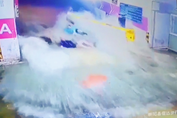 湖北咸寧行人被洪水沖下地下停車場，社區(qū)緊急響應(yīng)，無人傷亡