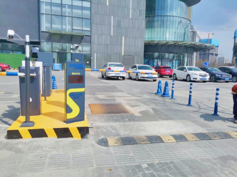 四川成都藍(lán)光東方天地停車場道閘系統(tǒng)及設(shè)備案例