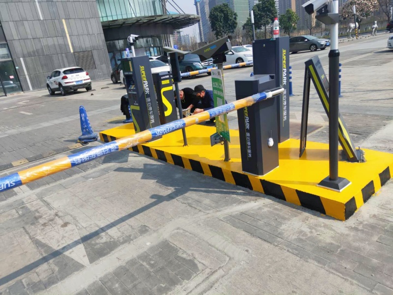 四川成都藍(lán)光東方天地停車場道閘系統(tǒng)及設(shè)備案例