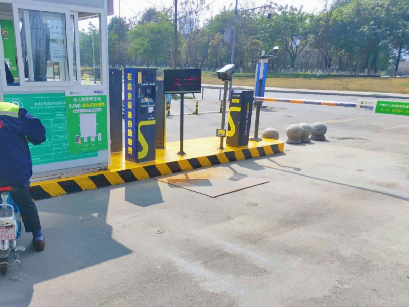 四川成都藍(lán)光東方天地停車場道閘系統(tǒng)及設(shè)備案例