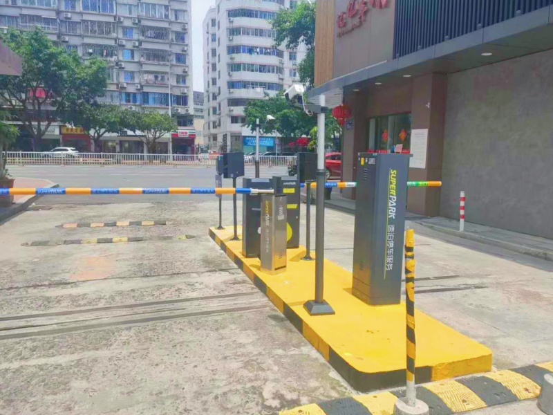 福建福州東南大廈停車場(chǎng)道閘系統(tǒng)及設(shè)備案例