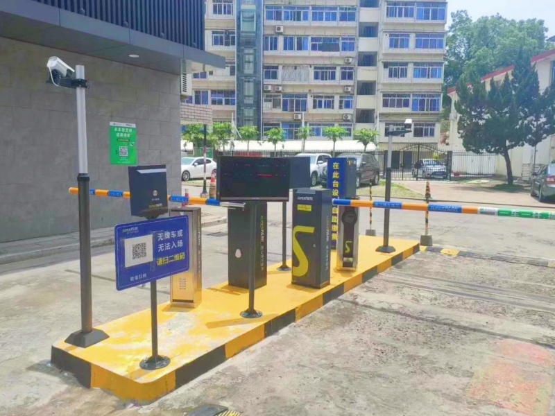福建福州東南大廈停車場(chǎng)道閘系統(tǒng)及設(shè)備案例
