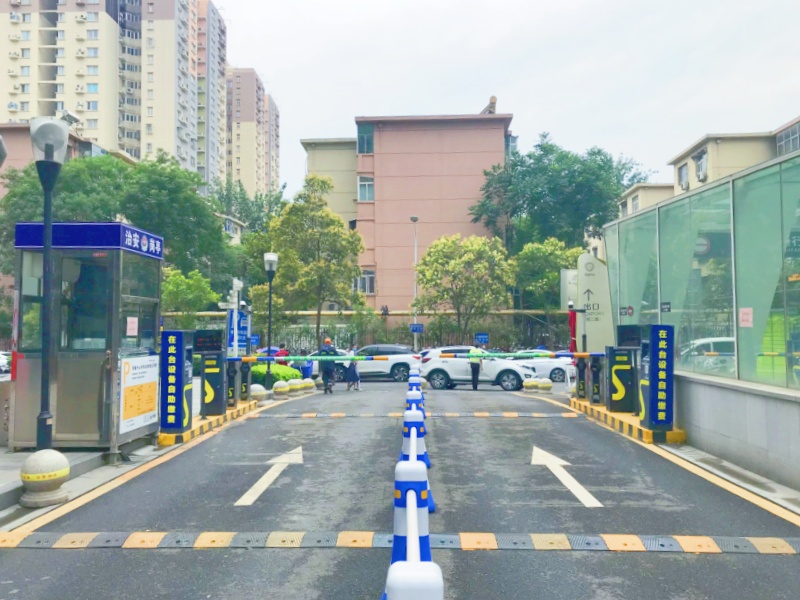 河南鄭州瀚海璞麗中心停車場收費管理系統(tǒng)及設(shè)備案例