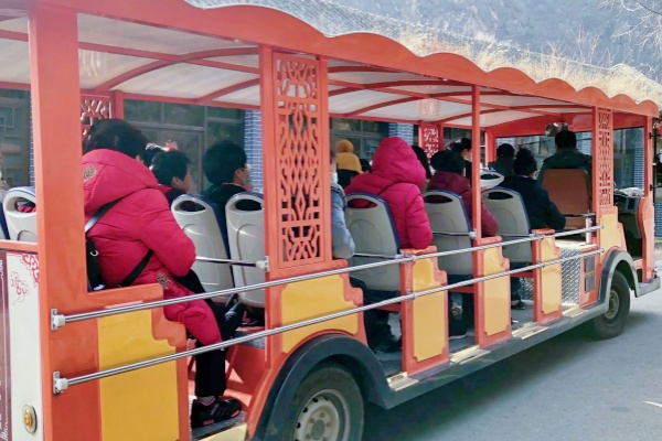 科學(xué)規(guī)劃景區(qū)停車場，優(yōu)化擺渡車服務(wù)，提升游客體驗(yàn)