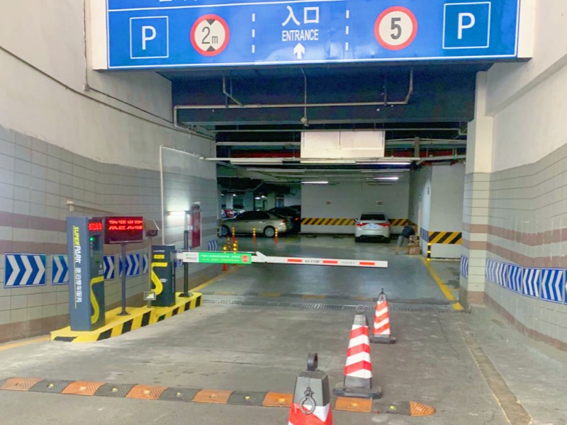 成都四川投資大廈停車場收費(fèi)管理系統(tǒng)及設(shè)備案例