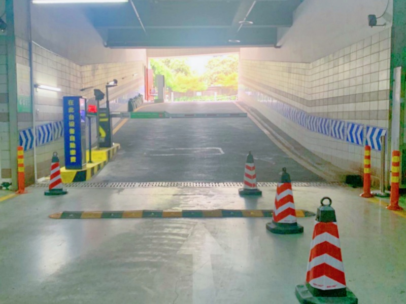 成都四川投資大廈停車場收費(fèi)管理系統(tǒng)及設(shè)備案例