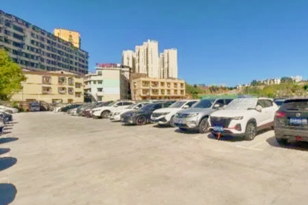 老城區(qū)停車(chē)場(chǎng)煥發(fā)新“車(chē)位”生機(jī)，湖南株洲新增海量停車(chē)位