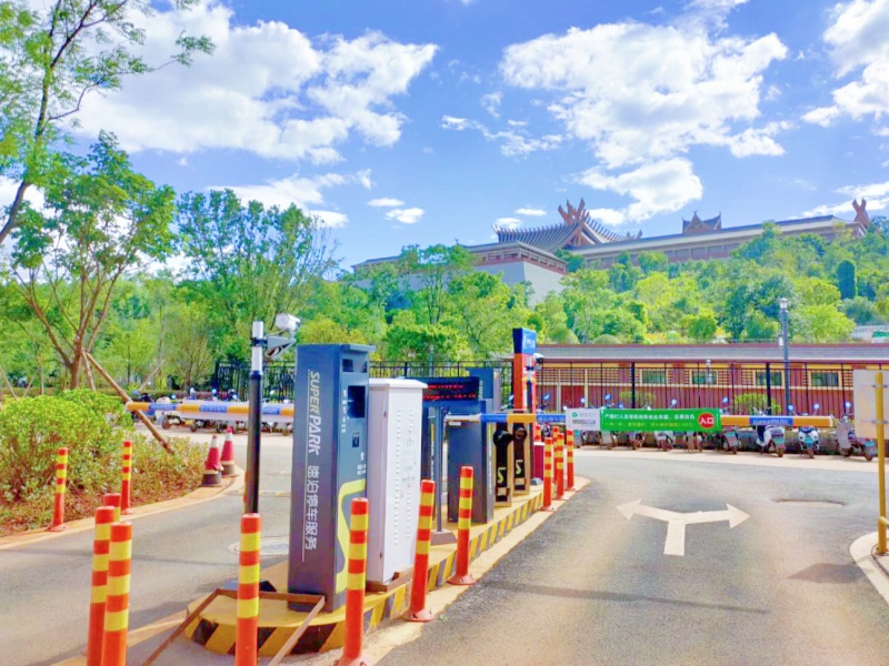 云南昆明古滇朵拉萌寵樂園停車場(chǎng)道閘系統(tǒng)及設(shè)備案例