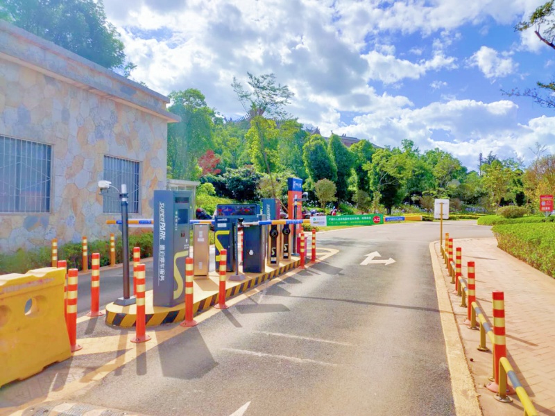 云南昆明古滇朵拉萌寵樂園停車場(chǎng)道閘系統(tǒng)及設(shè)備案例