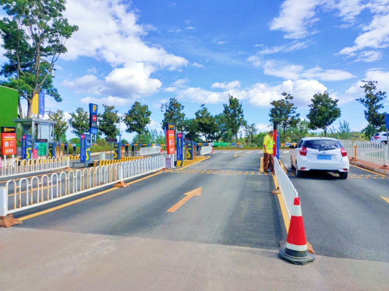 云南七彩云南·古滇名城停車場道閘系統(tǒng)及設(shè)備案例