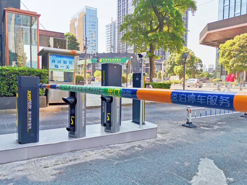 江西南昌博能金融中心停車場收費(fèi)管理系統(tǒng)及設(shè)備案例