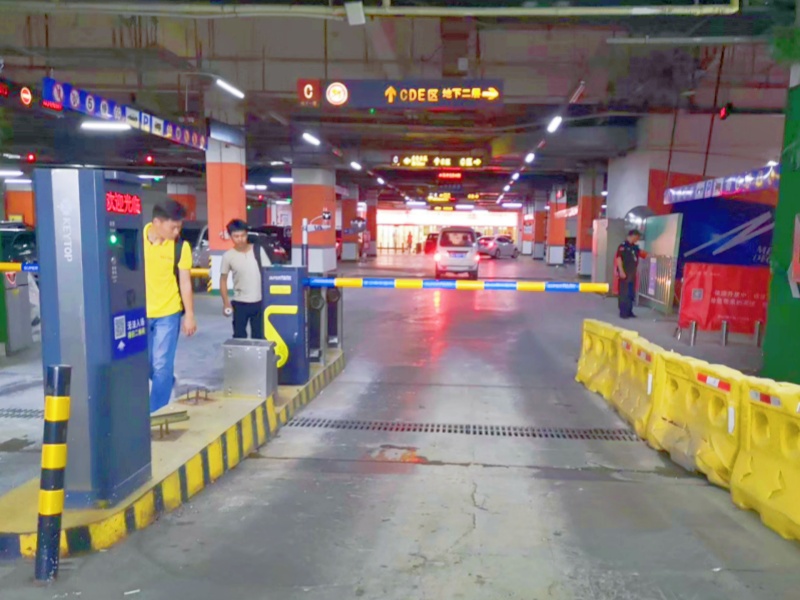 江西南昌紅谷灘萬達(dá)廣場停車場收費管理系統(tǒng)及設(shè)備案例