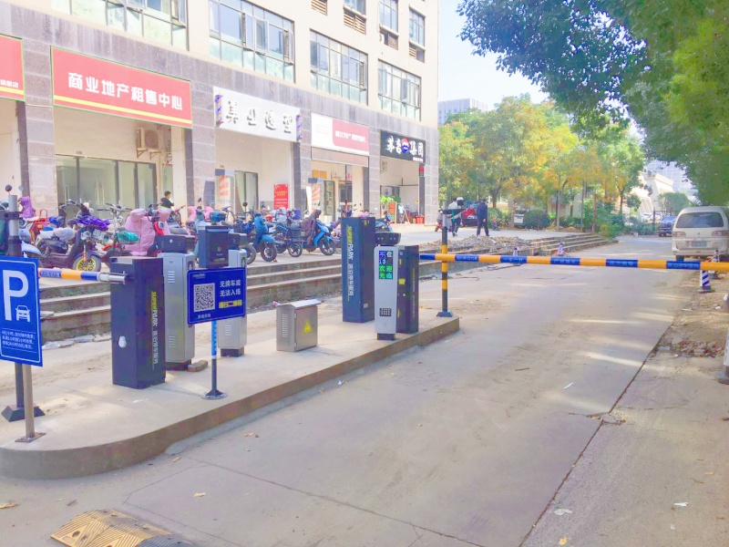 湖北武漢光谷總部國(guó)際停車場(chǎng)收費(fèi)管理系統(tǒng)及設(shè)備案例