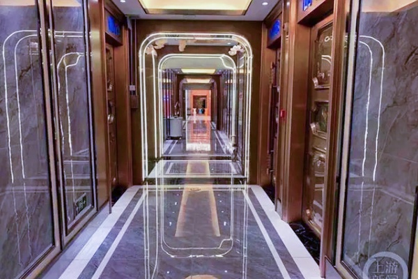 濟(jì)南商務(wù)樓地下停車場(chǎng)變身KTV，商戶投訴、違建糾葛半年無(wú)解