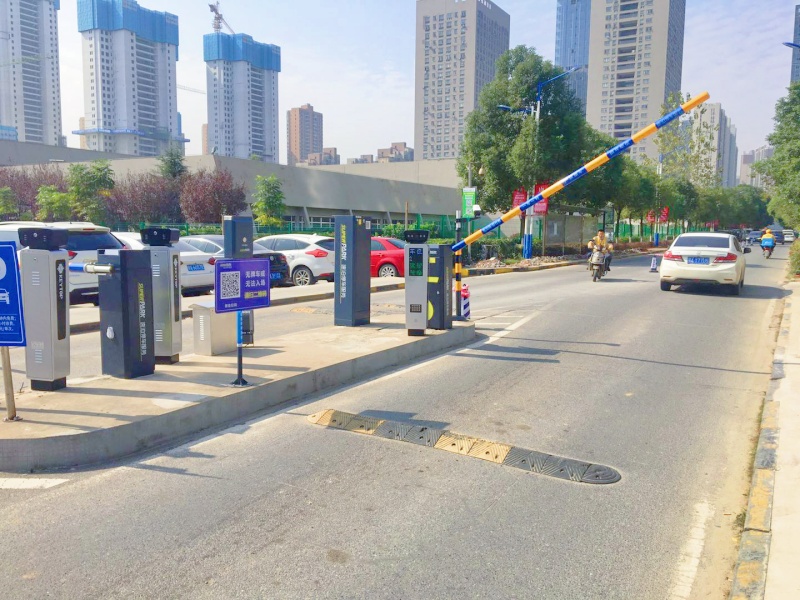 湖北武漢光谷總部國(guó)際停車場(chǎng)收費(fèi)管理系統(tǒng)及設(shè)備案例