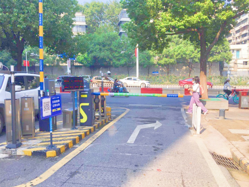 湖北武漢理工大孵化樓停車場收費管理系統(tǒng)及設備案例