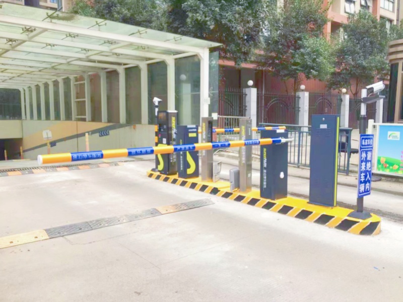 湖北武漢石橋花園1期地下停車場道閘系統(tǒng)及設備案例