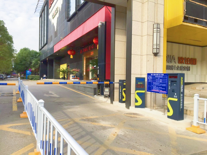 湖北武漢新華資產(chǎn)停車場(chǎng)收費(fèi)管理系統(tǒng)及設(shè)備案例