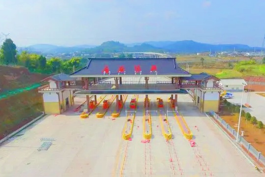 入口AI智能機(jī)械臂發(fā)卡機(jī)器人與出口多方式自助交費(fèi)系統(tǒng)