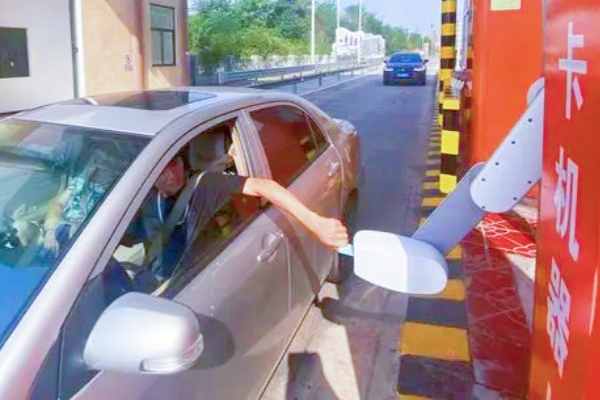 入口AI智能機(jī)械臂發(fā)卡機(jī)器人與出口多方式自助交費(fèi)系統(tǒng)