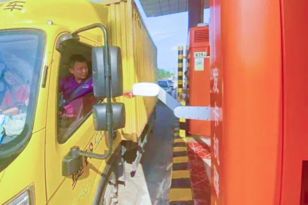 入口AI智能機(jī)械臂發(fā)卡機(jī)器人與出口多方式自助交費(fèi)系統(tǒng)