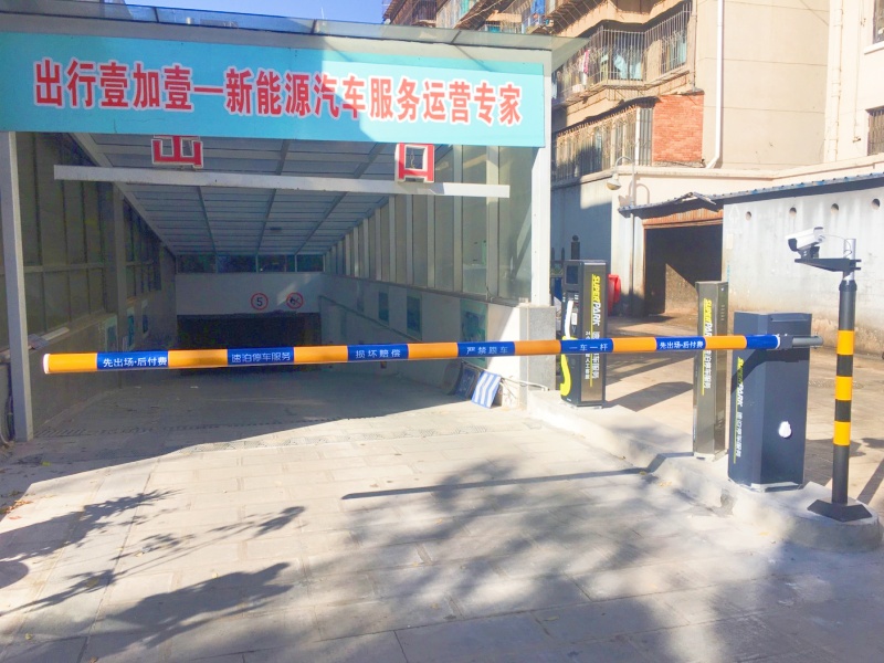 云南昆明西山臻萬百貨地下停車場道閘系統(tǒng)及設(shè)備案例