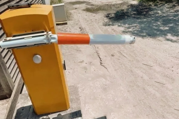 道閘屢遭“黑手”，惡意破壞者終落法網(wǎng)