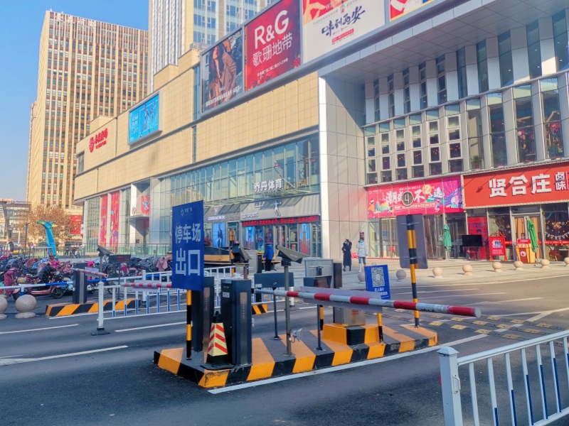 山東臨沂泰盛廣場停車場收費(fèi)管理系統(tǒng)及設(shè)備案例