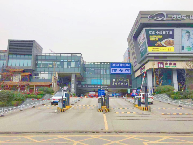 湖南長沙步步高梅溪新天地停車場(chǎng)收費(fèi)管理系統(tǒng)及設(shè)備案例