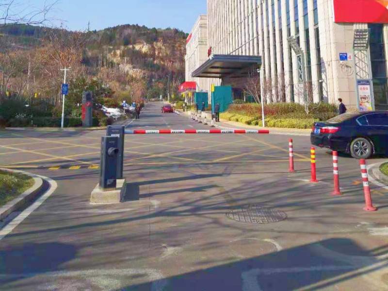 山東濟(jì)南銀豐財(cái)富廣場停車場道閘系統(tǒng)及設(shè)備案例