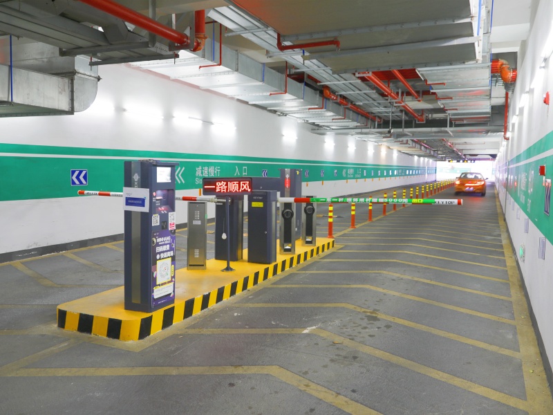 上海閔行區(qū)龍湖冠寓停車(chē)場(chǎng)收費(fèi)管理系統(tǒng)及設(shè)備案例
