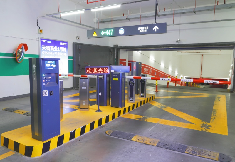 上海閔行區(qū)龍湖冠寓停車場收費管理系統(tǒng)及設備案例