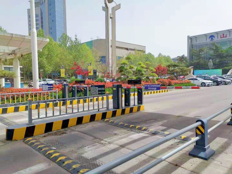 濟(jì)南山東省體育中心停車場道閘系統(tǒng)及設(shè)備案例