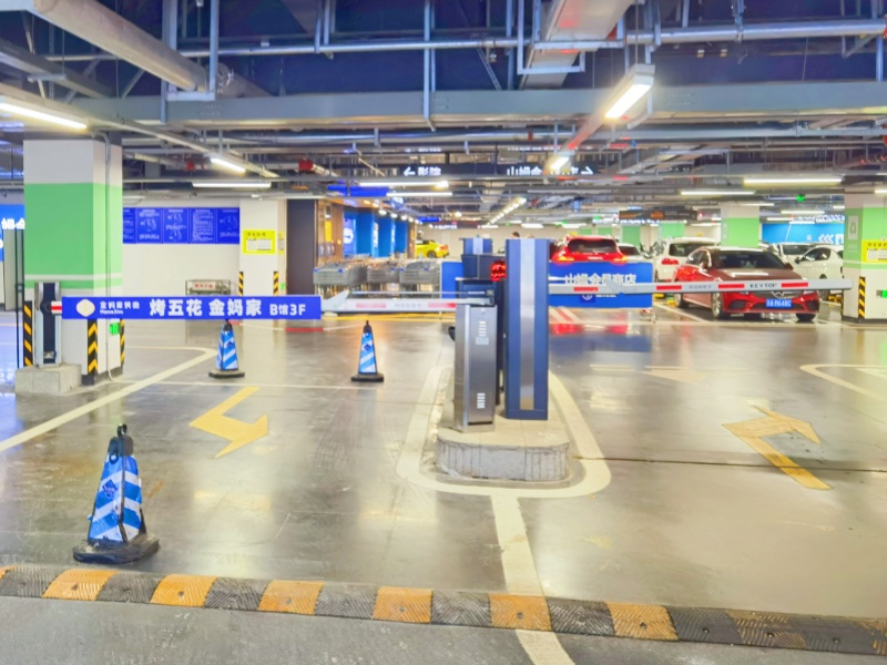 重慶龍湖禮嘉天街停車(chē)場(chǎng)收費(fèi)管理系統(tǒng)及設(shè)備案例