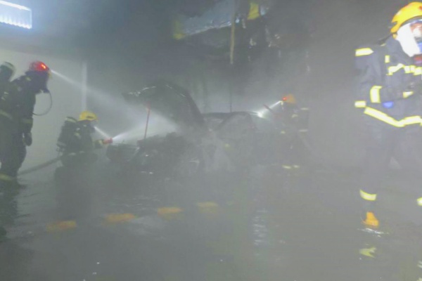 豪車地下停車場(chǎng)“火山”爆發(fā)，消防上演極速救援