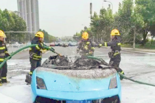 豪車地下停車場(chǎng)“火山”爆發(fā)，消防上演極速救援