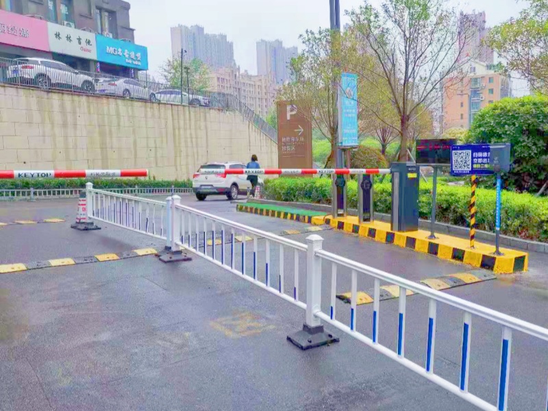 濟(jì)南中海環(huán)宇城購(gòu)物中心停車場(chǎng)道閘系統(tǒng)及設(shè)備案例