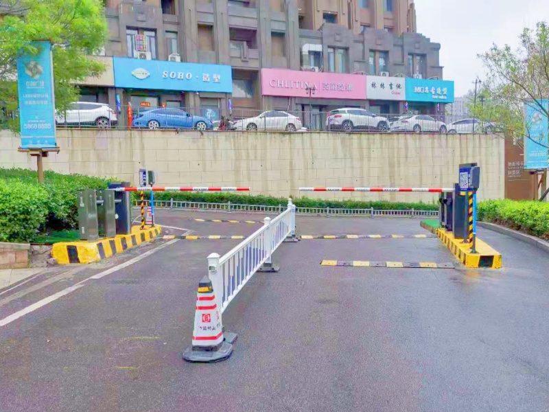 濟(jì)南中海環(huán)宇城購(gòu)物中心停車場(chǎng)道閘系統(tǒng)及設(shè)備案例