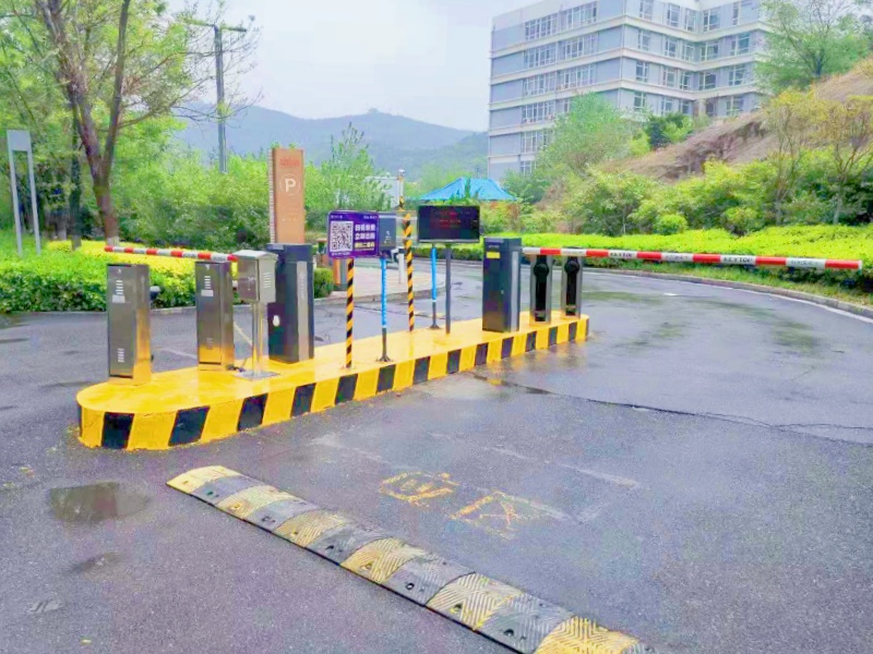 濟(jì)南中海環(huán)宇城購(gòu)物中心停車場(chǎng)道閘系統(tǒng)及設(shè)備案例