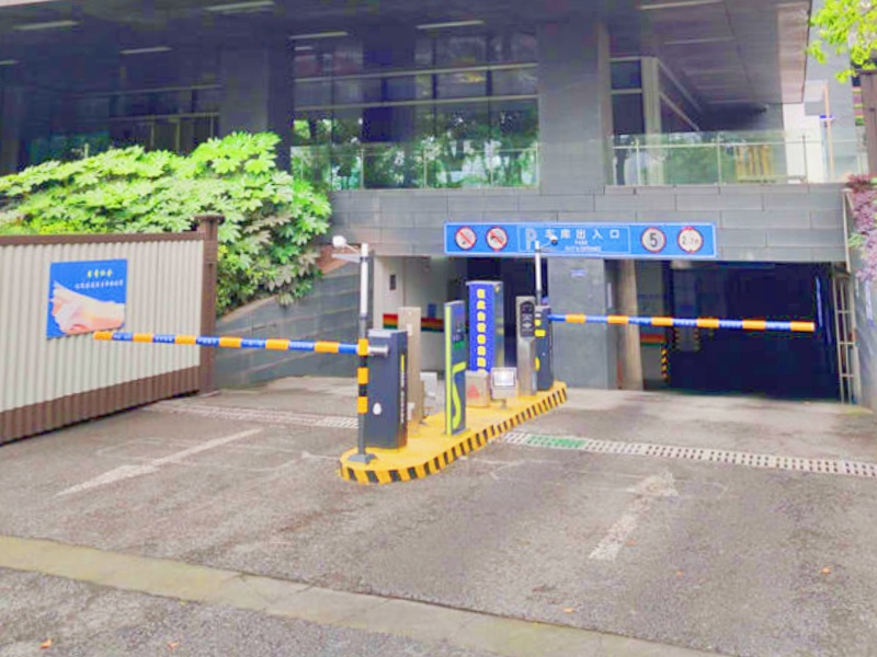 重慶金融街金融中心停車(chē)場(chǎng)道閘系統(tǒng)及設(shè)備案例