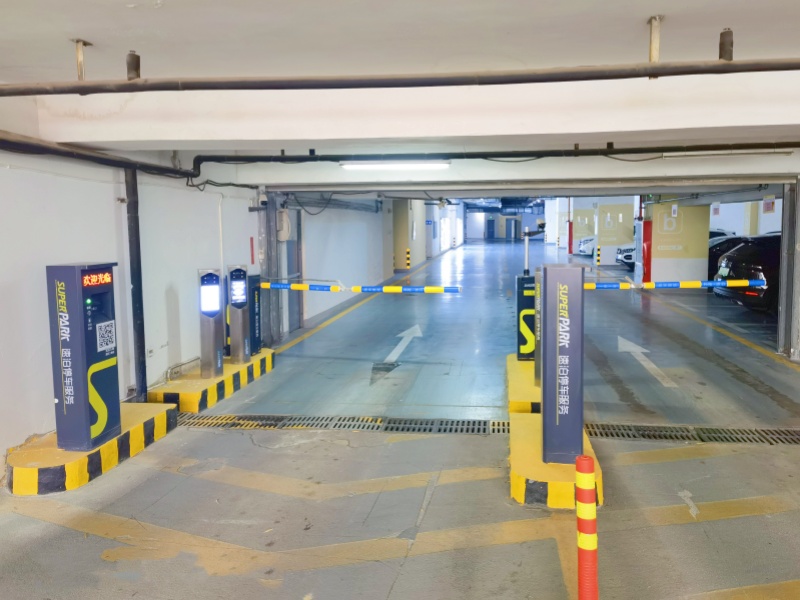 河南鄭州新田360廣場停車場收費管理系統(tǒng)及設(shè)備案例