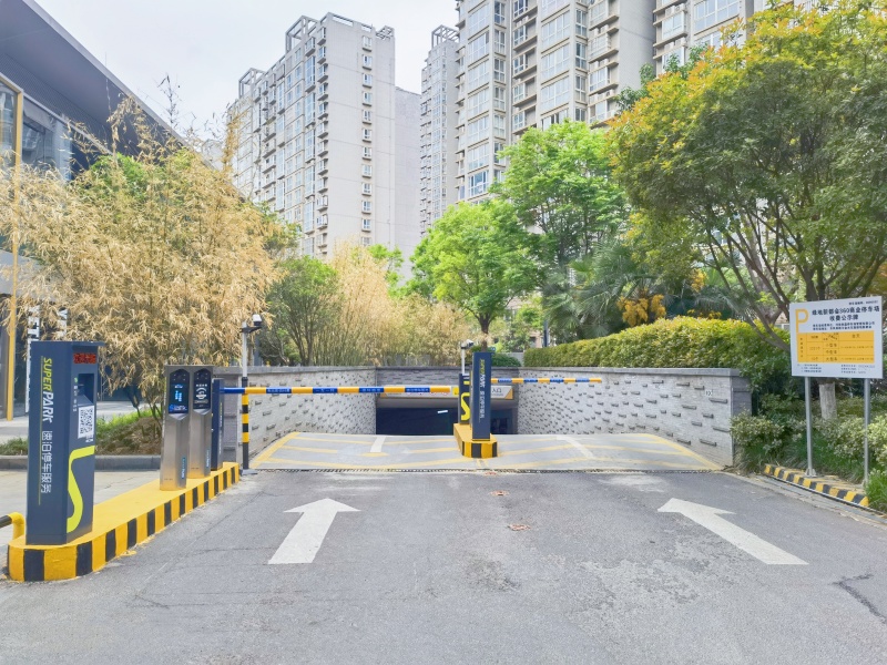河南鄭州新田360廣場停車場收費管理系統(tǒng)及設(shè)備案例