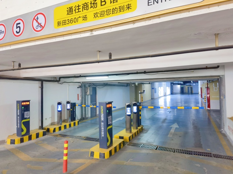 河南鄭州新田360廣場停車場收費管理系統(tǒng)及設(shè)備案例