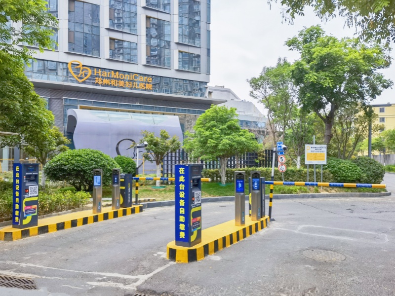 河南鄭州新田360廣場停車場收費管理系統(tǒng)及設(shè)備案例