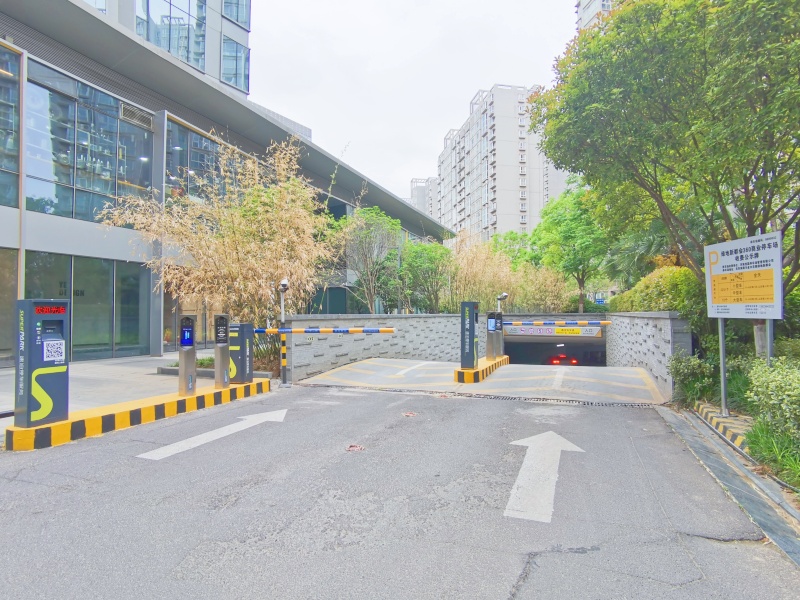 河南鄭州新田360廣場停車場收費管理系統(tǒng)及設(shè)備案例