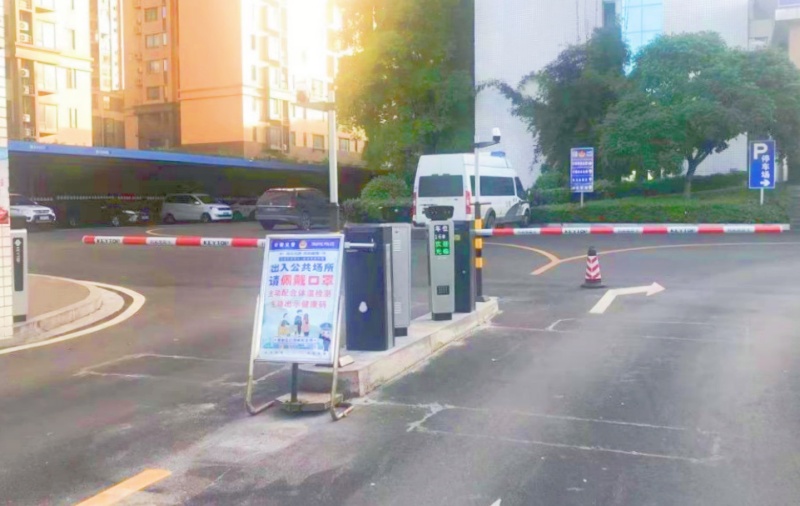 湖南長沙岳麓交警大隊停車場道閘系統(tǒng)及設(shè)備案例