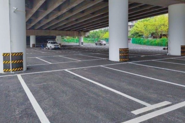 青島城陽(yáng)區(qū)巧思妙用，橋下空間變身智慧停車(chē)場(chǎng)