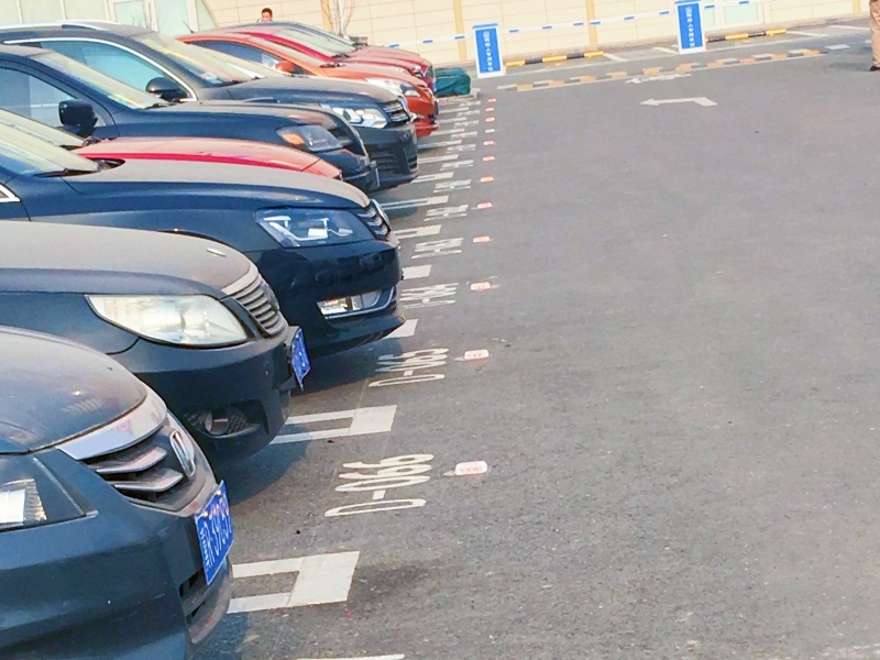 河北燕郊永旺夢樂城停車場車位引導(dǎo)系統(tǒng)及設(shè)備案例